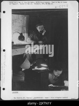 Europe - Forward Director Posts, wie in This Photo gezeigt, können viele Mew'S (Microwave Early Warning)-Funktionen wegnehmen. Fdps Verfügen Über Frühwarn-, Filter- Und -- In Form Des 584 - Kontrollgerätes. Stockfoto