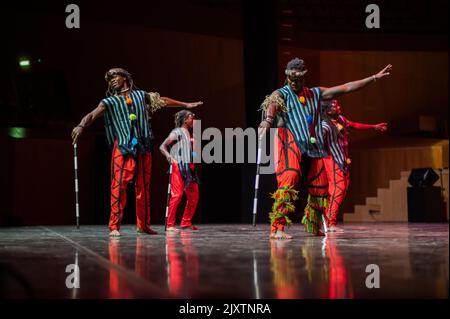 Dulumba Tanzformation aus Guinea-Conakry in Eifolk, XXXI Internationales Treffen der Folklore Stadt Zaragoza, Spanien Stockfoto