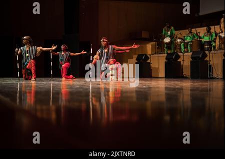 Dulumba Tanzformation aus Guinea-Conakry in Eifolk, XXXI Internationales Treffen der Folklore Stadt Zaragoza, Spanien Stockfoto