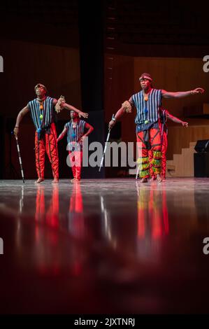 Dulumba Tanzformation aus Guinea-Conakry in Eifolk, XXXI Internationales Treffen der Folklore Stadt Zaragoza, Spanien Stockfoto