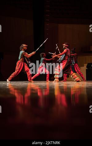 Dulumba Tanzformation aus Guinea-Conakry in Eifolk, XXXI Internationales Treffen der Folklore Stadt Zaragoza, Spanien Stockfoto