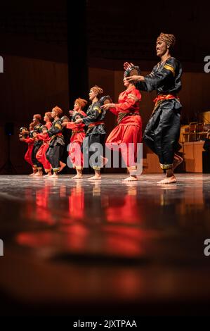 Krida Budaya Tanzformation aus Indonesien bei Eifolk, XXXI Internationales Treffen der Folklore Stadt Zaragoza, Spanien Stockfoto