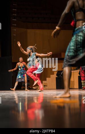 Dulumba Tanzformation aus Guinea-Conakry in Eifolk, XXXI Internationales Treffen der Folklore Stadt Zaragoza, Spanien Stockfoto