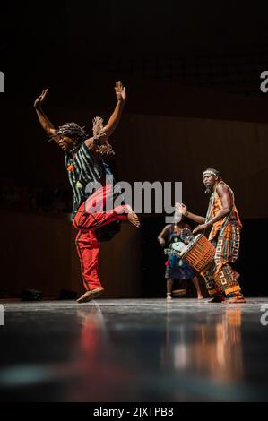 Dulumba Tanzformation aus Guinea-Conakry in Eifolk, XXXI Internationales Treffen der Folklore Stadt Zaragoza, Spanien Stockfoto