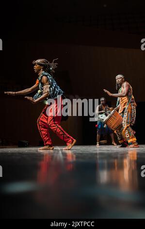 Dulumba Tanzformation aus Guinea-Conakry in Eifolk, XXXI Internationales Treffen der Folklore Stadt Zaragoza, Spanien Stockfoto