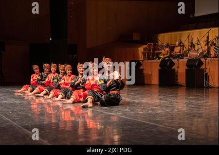 Krida Budaya Tanzformation aus Indonesien bei Eifolk, XXXI Internationales Treffen der Folklore Stadt Zaragoza, Spanien Stockfoto