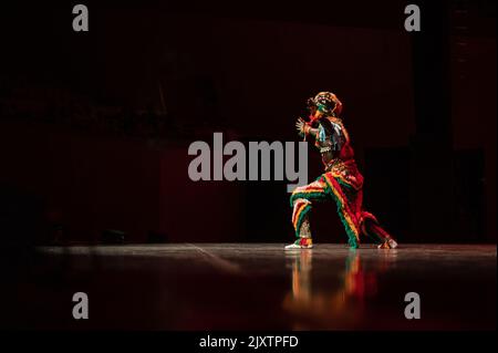 Dulumba Tanzformation aus Guinea-Conakry in Eifolk, XXXI Internationales Treffen der Folklore Stadt Zaragoza, Spanien Stockfoto