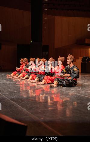 Krida Budaya Tanzformation aus Indonesien bei Eifolk, XXXI Internationales Treffen der Folklore Stadt Zaragoza, Spanien Stockfoto