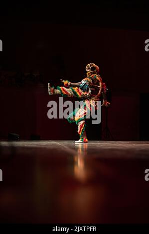 Dulumba Tanzformation aus Guinea-Conakry in Eifolk, XXXI Internationales Treffen der Folklore Stadt Zaragoza, Spanien Stockfoto