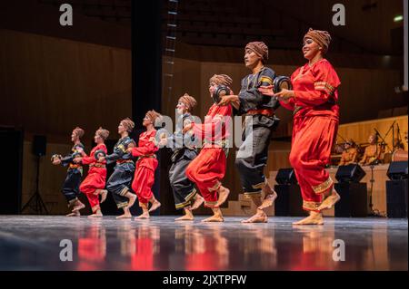 Krida Budaya Tanzformation aus Indonesien bei Eifolk, XXXI Internationales Treffen der Folklore Stadt Zaragoza, Spanien Stockfoto