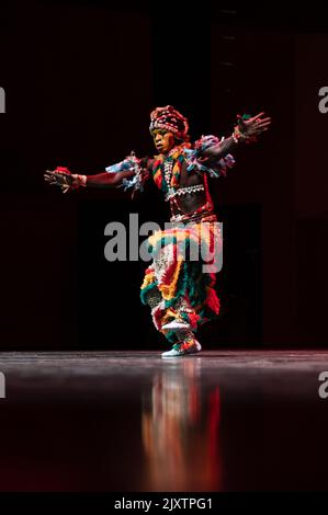 Dulumba Tanzformation aus Guinea-Conakry in Eifolk, XXXI Internationales Treffen der Folklore Stadt Zaragoza, Spanien Stockfoto