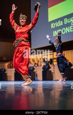 Krida Budaya Tanzformation aus Indonesien bei Eifolk, XXXI Internationales Treffen der Folklore Stadt Zaragoza, Spanien Stockfoto