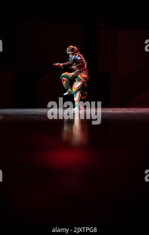 Dulumba Tanzformation aus Guinea-Conakry in Eifolk, XXXI Internationales Treffen der Folklore Stadt Zaragoza, Spanien Stockfoto