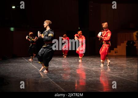 Krida Budaya Tanzformation aus Indonesien bei Eifolk, XXXI Internationales Treffen der Folklore Stadt Zaragoza, Spanien Stockfoto