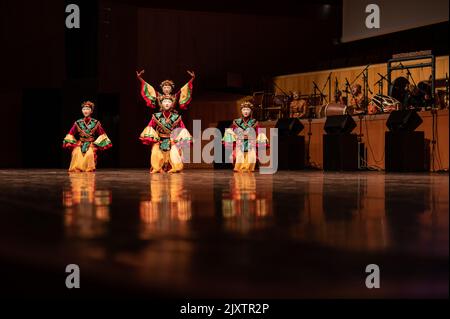 Krida Budaya Tanzformation aus Indonesien bei Eifolk, XXXI Internationales Treffen der Folklore Stadt Zaragoza, Spanien Stockfoto