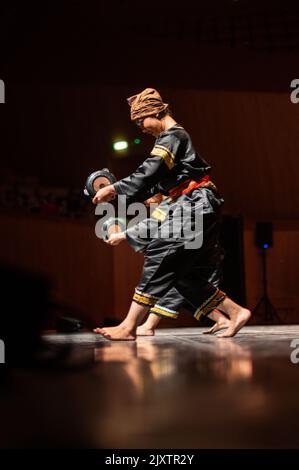 Krida Budaya Tanzformation aus Indonesien bei Eifolk, XXXI Internationales Treffen der Folklore Stadt Zaragoza, Spanien Stockfoto