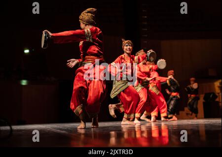 Krida Budaya Tanzformation aus Indonesien bei Eifolk, XXXI Internationales Treffen der Folklore Stadt Zaragoza, Spanien Stockfoto