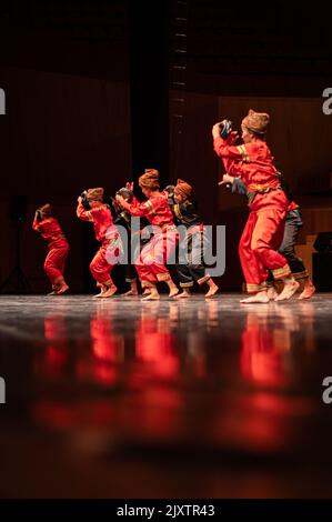 Krida Budaya Tanzformation aus Indonesien bei Eifolk, XXXI Internationales Treffen der Folklore Stadt Zaragoza, Spanien Stockfoto