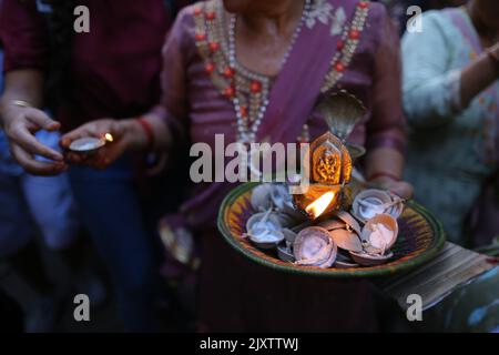 Kathmandu, Nepal. 07. September 2022. Am 7. September 2022 in Kathmandu, Nepal. Die Menschen zündeten die Öllampen während einer Prozession an, um an ihre geliebte Familienseele zu erinnern und den Beginn eines einwöchigen Festivals „indra jatra“ zu feiern. (Foto: Abhishek Maharjan/Sipa USA) Quelle: SIPA USA/Alamy Live News Stockfoto