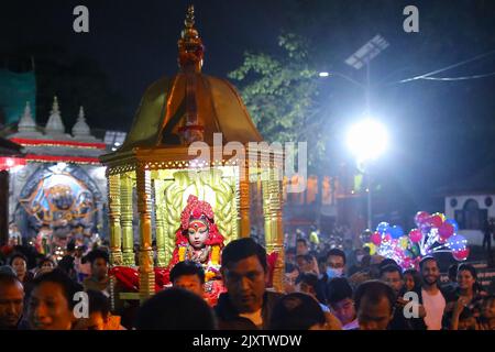 Kathmandu, Nepal. 07. September 2022. Am 7. September 2022 in Kathmandu, Nepal. Die lebende Göttin kumari wird am ersten Tag des einwöchigen Festivals „Indra jatra“ in Palanquin abgebildet (Foto: Abhishek Maharjan/Sipa USA) Quelle: SIPA USA/Alamy Live News Stockfoto