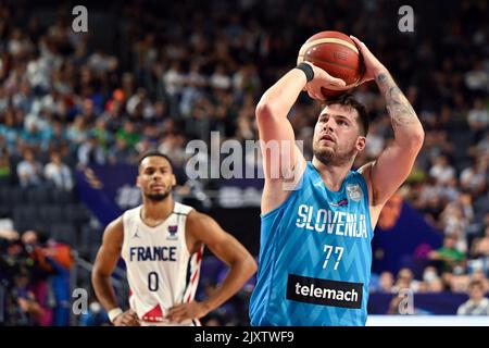 Köln, Deutschland. 07. September 2022. Basketball: Europameisterschaft, Frankreich - Slowenien, Vorrunde, Gruppe B, Matchday 5, Lanxess Arena. Die Slowenin Luka Doncic wirft den Ball. Quelle: Federico Gambarini/dpa/Alamy Live News Stockfoto