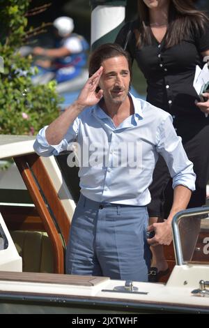 Venedig, Italien. 07. September 2022. VENEDIG, ITALIEN - 07. SEPTEMBER: Adrien Brody kommt während der Internationalen Filmfestspiele Venedig 79. am 07. September 2022 in Venedig, Italien, im Hotel Excelsior an. Kredit: dpa/Alamy Live Nachrichten Stockfoto