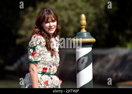 Venedig, Italien. 07. September 2022. VENEDIG, ITALIEN - 07. SEPTEMBER: Zooey Deschanel kommt am 07. September 2022 im Hotel Excelsior während der Internationalen Filmfestspiele von Venedig 79. in Venedig an. Kredit: dpa/Alamy Live Nachrichten Stockfoto