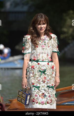 Venedig, Italien. 07. September 2022. VENEDIG, ITALIEN - 07. SEPTEMBER: Zooey Deschanel kommt am 07. September 2022 im Hotel Excelsior während der Internationalen Filmfestspiele von Venedig 79. in Venedig an. Kredit: dpa/Alamy Live Nachrichten Stockfoto