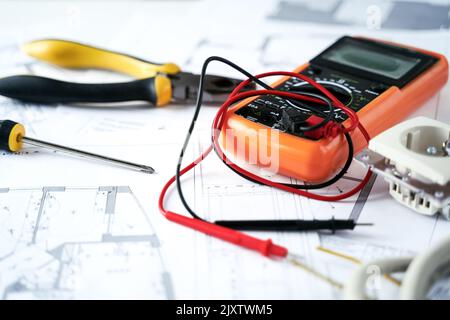 Machen Reparaturen, Planung Strom-Projekt in House.Drawings, Diagramme, Plan für die Elektrifizierung der Wohnung, Gebäude. Geräte und Zubehör, Voltm Stockfoto