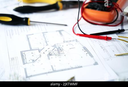 Machen Reparaturen, Planung Strom-Projekt in House.Drawings, Diagramme, Plan für die Elektrifizierung der Wohnung, Gebäude. Geräte und Zubehör, Voltm Stockfoto