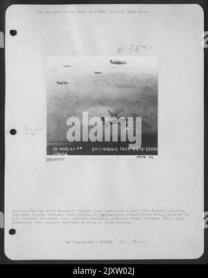 American Heavies versetzte am Dienstag der deutschen Kampfflugzeugproduktion einen großen Schlag, indem sie die Nazi-Abwehr durchschlug, wobei von US-Kämpfern eskortierte (Boeing B-17 Liberators (Consolidated B-24s) drei Hauptfabriken zertrümmerten, die Deutsch produzierten Stockfoto