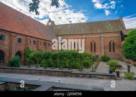 Ystad, Schweden - 6 Sep, 2022: Rückseite des alten Klosters im Stadtzentrum mit Garten Stockfoto