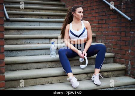 Eine alleinstehende Joggerin auf den Straßen von Manchester, Großbritannien Stockfoto