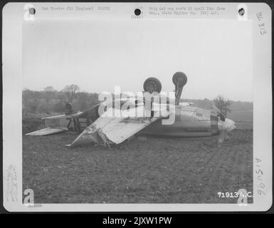 Die nordamerikanische P-51 (A/C 44-14279) der 364Th Fighter Group, 67. Fighter Wing, stürzte auf ihrer 8. Air Force Station F-375, Honnington, England, ab. 26. November 1944. Stockfoto