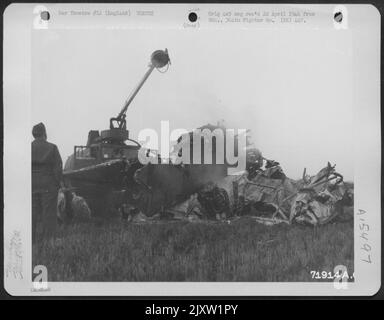 Dies ist das, was von der nordamerikanischen P-51 (A/C 44-15563) der 364Th Fighter Group, 67. Fighter Wing, nach dem Absturz bei 8. Air Force Station F-375, Honnington, England, übrig war. 24. Dezember 1944. Stockfoto