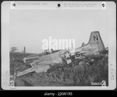 Wrack des nordamerikanischen P-51 'Rugged Rebel' (A/C 44-13686) der 364Th Fighter Group, 67. Fighter Wing, der an der 8. Air Force Station F-375, Honnington, England, abgestürzt ist. 17. Oktober 1944. Stockfoto