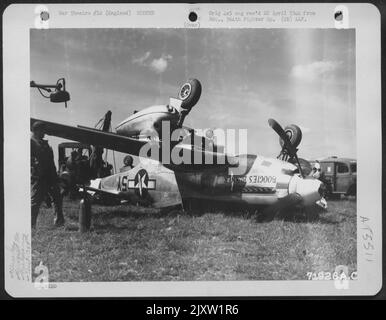 Wrack des nordamerikanischen P-51 'Boogie'S Burner' (A/C 44-14190) der 364Th Fighter Group, 67. Fighter Wing, der an seiner 8. Air Force Station F-375, Honnington, England, abgestürzt ist. 16 Mai 1945. Stockfoto