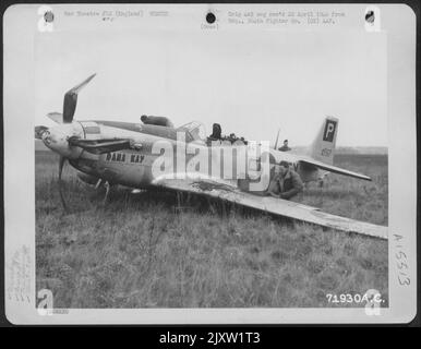 Wrack der nordamerikanischen P-51 'Dana Kay' (A/C 44-11567) der 364Th Fighter Group, 67. Fighter Wing, die an ihrer 8. Air Force Station F-375, Honnington, England, abgestürzt ist. 15. Januar 1945. Stockfoto