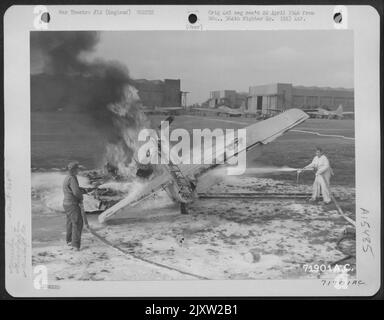 Fire Fighters kämpfen gegen den Brand der brennenden nordamerikanischen P-51 (A/C 44-14034) der 364Th Fighter Group, 67. Fighter Wing, die an der 8. Air Force Station F-375, Honnington, England, abgestürzt ist. 30. Juli 1944. Stockfoto