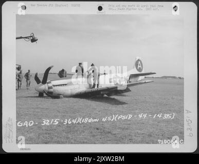 Männer der 364Th Fighter Group, 67. Fighter Wing, untersuchen den beschädigten nordamerikanischen P-51 (A/C 44-14315), der auf seiner 8. Air Force Station F-375 in Honnington, England, abgestürzt ist. 18. Juni 1945. Stockfoto