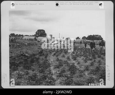 Wrack eines Lockheed P-38 'Blitzes' der 479Th Fighter Group, der am 9. Juni 1944 auf Einer Basis der 353Rd Fighter Group in England abgestürzt ist. Stockfoto