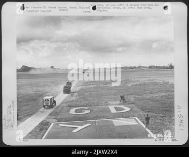 Die Martin B-26 „Carefree Carolyn“ der 386Th Bomb Group landt auf ihrem Stützpunkt in Great Dunmow, Essex, England, nachdem sie ihre Mission 100. am 15. Juni 1944 abgeschlossen hatte. Stockfoto