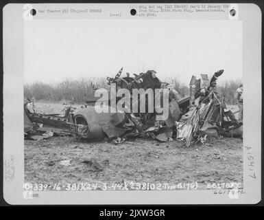 Dieses Wrack auf der Aaf Station 167, England, war einst Eine Boeing B-17 'Flying Fortress' (A/C No. 38102) der 381St Bomb Group. 24. März 1944. Stockfoto