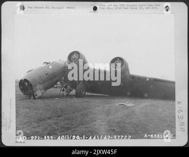 Wrack einer 401. Bomb Group Boeing B-17 Flying Fortress, England, 29. Januar 1944. Stockfoto