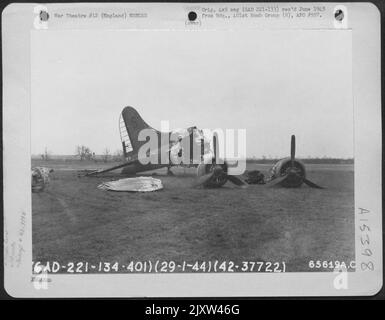 Wrack einer 401. Bomb Group Boeing B-17 Flying Fortress, England, 29. Januar 1944. Stockfoto