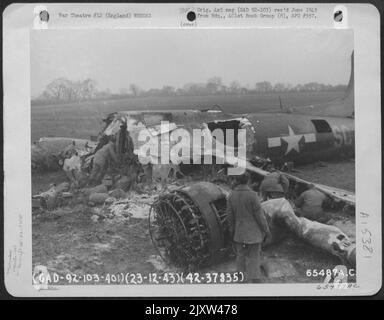 Wrack der Boeing B-17 'Flying Fortress' (A/C Nr. 42-37835) der 401. Bomb Group auf einem 8. Air Force Base in England, 23. Dezember 1943. Stockfoto