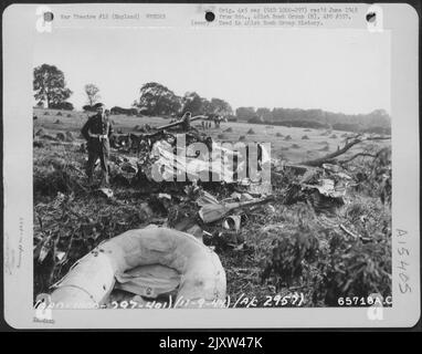 Das Wrack Einer Boeing B-17 'Flying Fortress' der 401. Bomb Group, die am 11. September 1944 in der Nähe von Leicester, England, abgestürzt ist, ist auf dem Land verstreut. Stockfoto