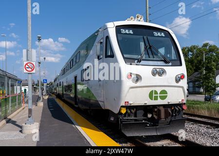 GO Transit Go Train Ankunft an der Allandale Waterfront Station. Stockfoto