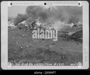 Wrack einer Boeing B-17 'Flying Fortress' (A/C Nr. 29751) der 381St Bomb Group, England, 31. März 1944. Stockfoto