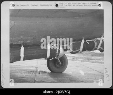 Seitenansicht der neuen stromlinienförmigen Parapacks, an Ort und Stelle unter Einem Curtiss C-46 'Commando' Frachtschiff auf einem Luftwaffenstützpunkt irgendwo in England. 14. Februar 1945. Stockfoto